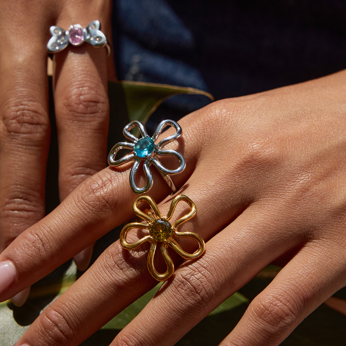 ELENYS Azure Bloom – prsten z chirurgické oceli s modrým kamenem, pohled z profilu